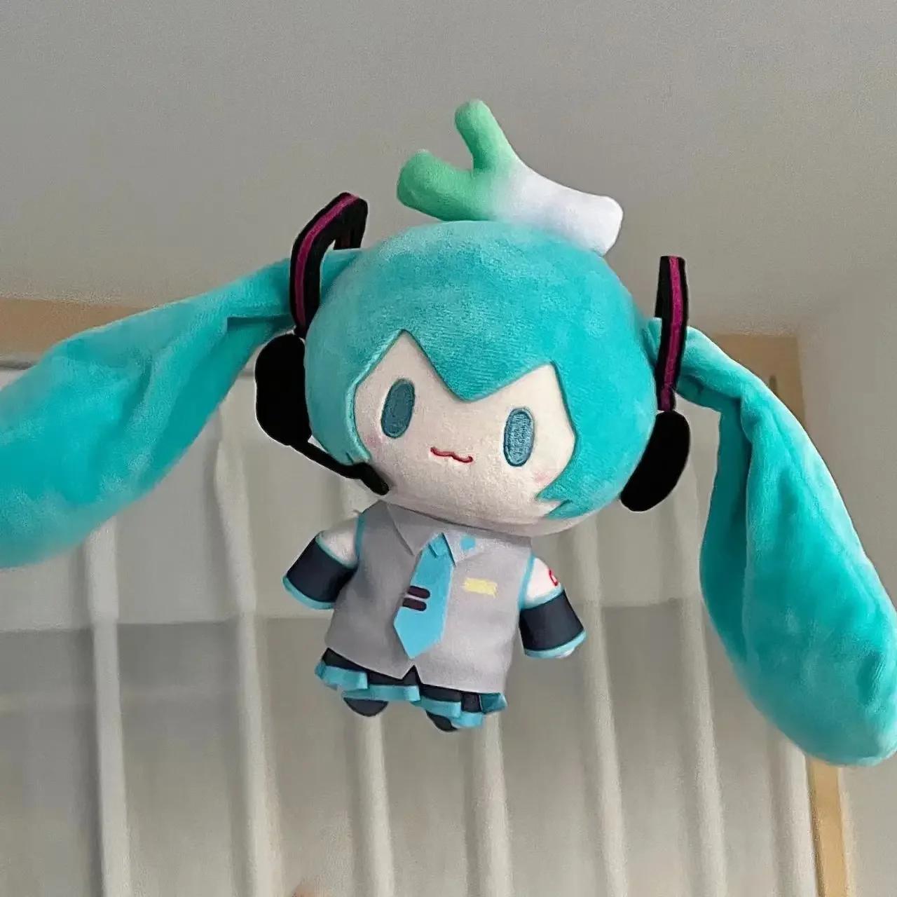 Hatsune Miku Fufu poupée en peluche présente des cadeaux d'anniversaire autour de la poupée mignonne