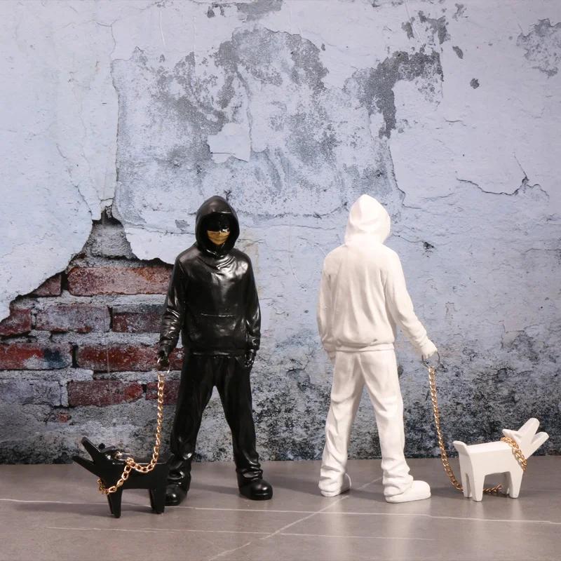Banksy un homme tendance jouant avec des chiens, jouets de mode blancs, sculptures artistiques et or