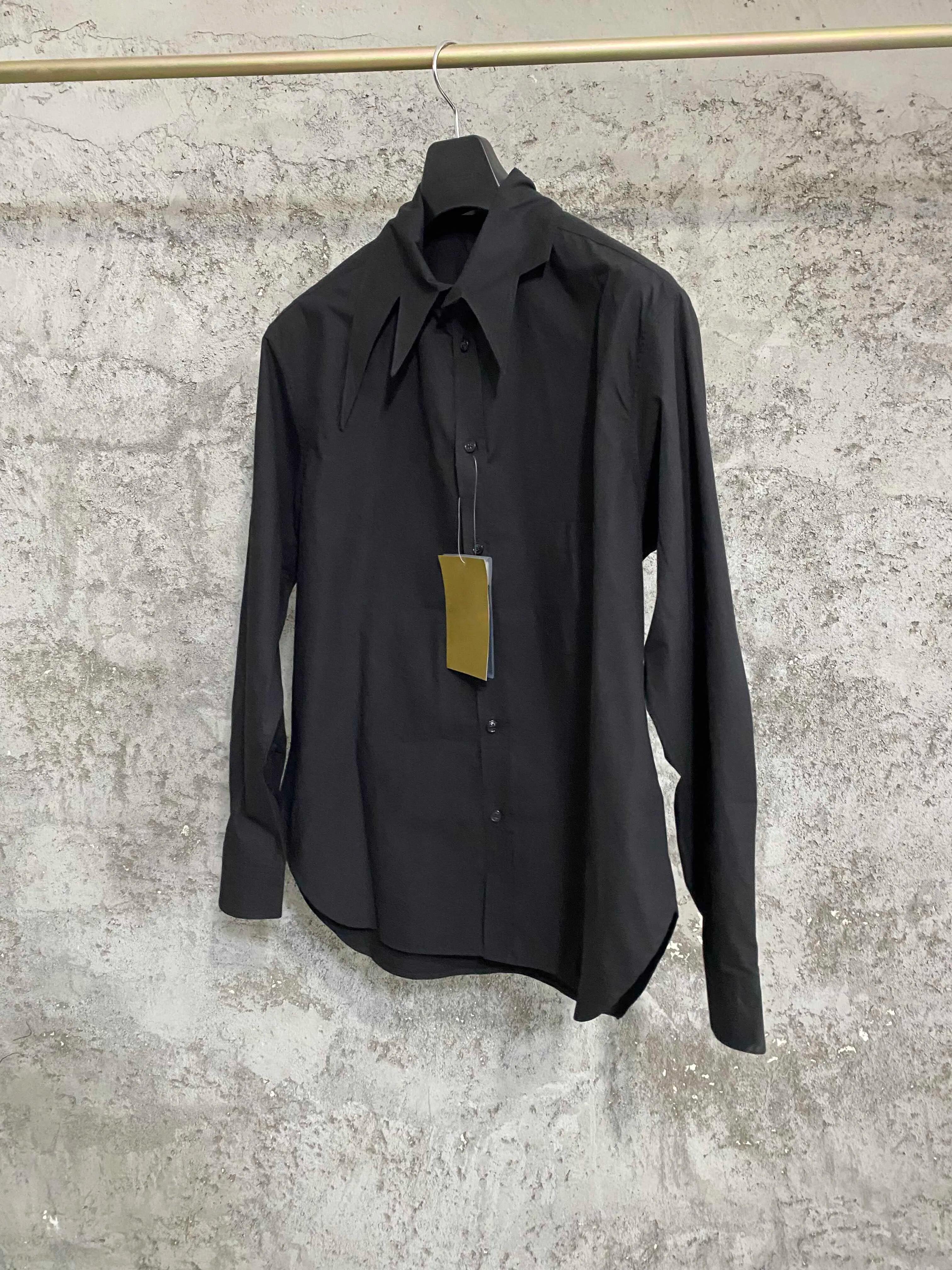 Un concepteur indépendant d'une chemise longue à col feuilles foncées