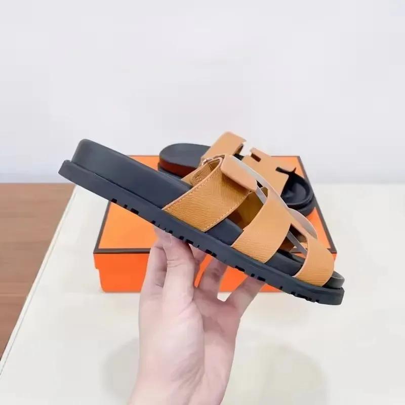 Sandales élégantes en cuir marron : qualité supérieure, confort et design moderne.