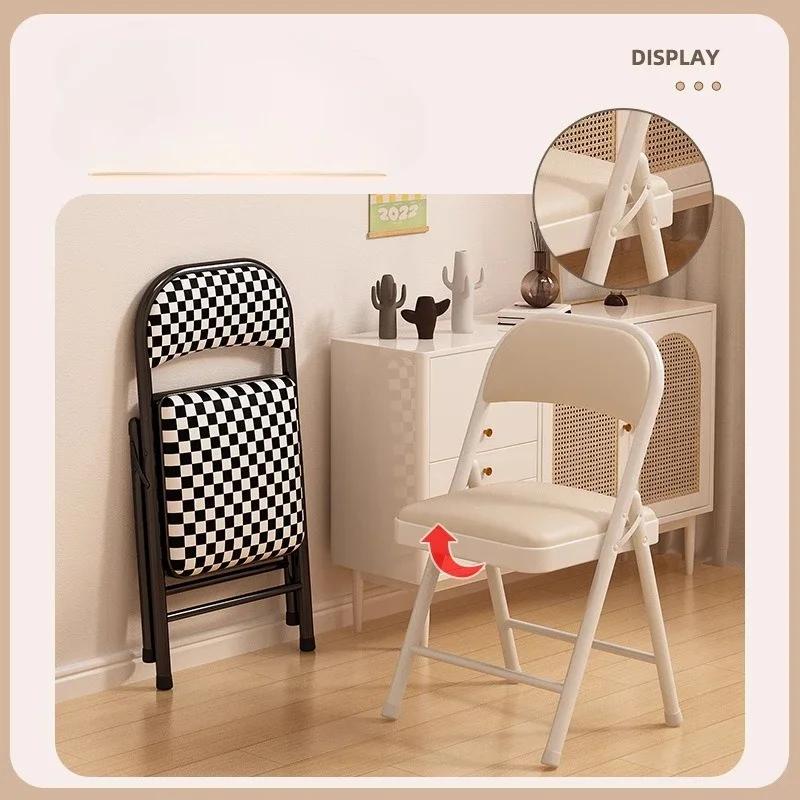 Chaise pliable polyvalente, construction en métal robuste avec siège rayé rembourré confortable, des