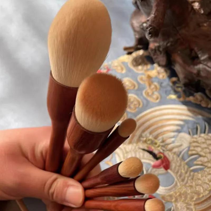 Pinceaux de maquillage avec manche en bois de santal, poudre de fond de teint, blush sculptant, fard