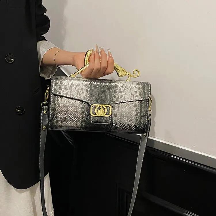 Sac à couches prêt à l'emploi pour poussette avec boucles d'attache intégrées pour un montage sûr et