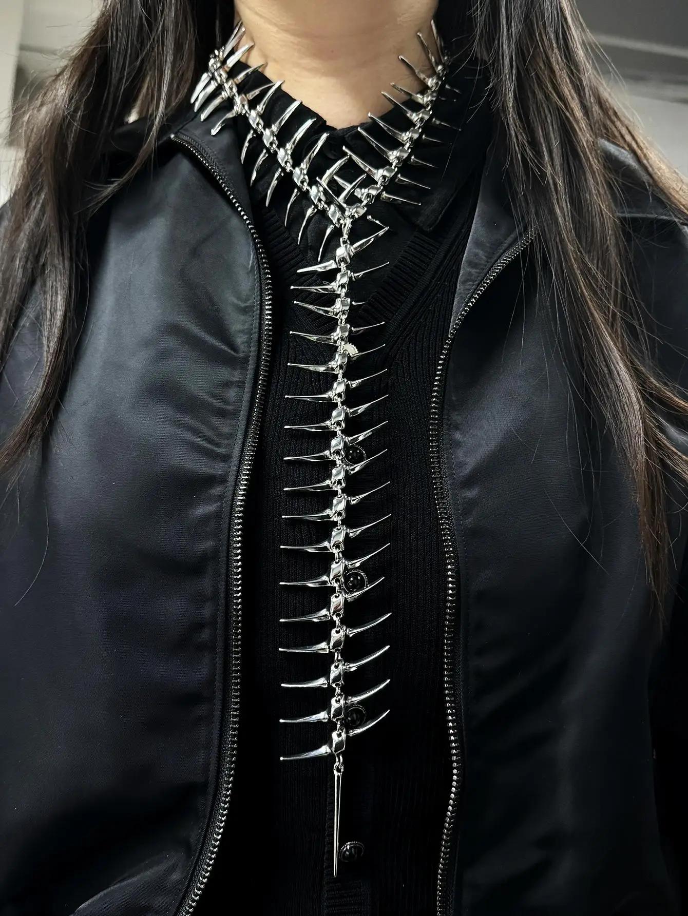 Edgy Niche Hip-Hop épine squelette alliage collier pour femme parfait pour les fêtes de vacances ten