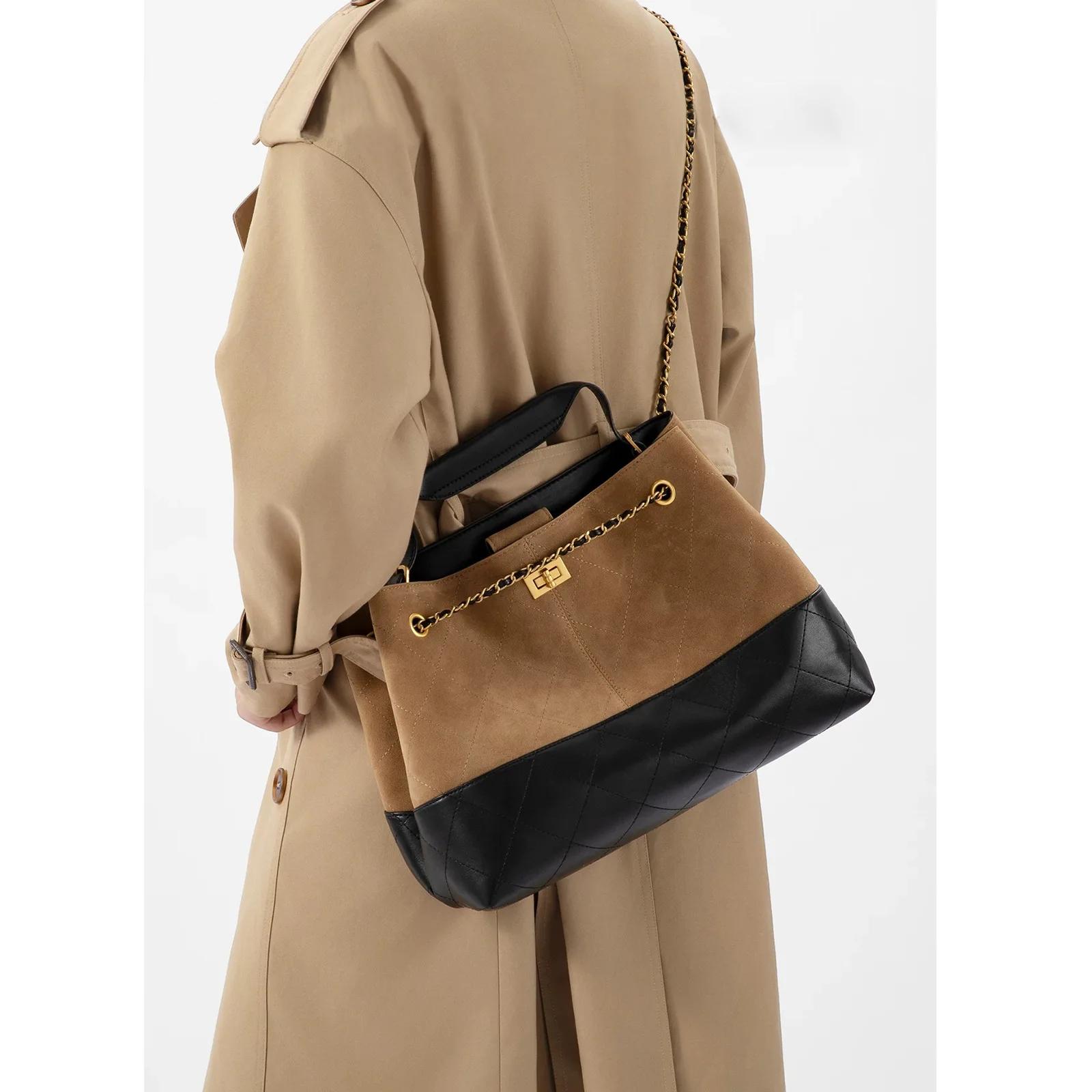 Sac à bandoulière minimaliste haut de gamme avec finition rétro texturée et intérieur spacieux, égal