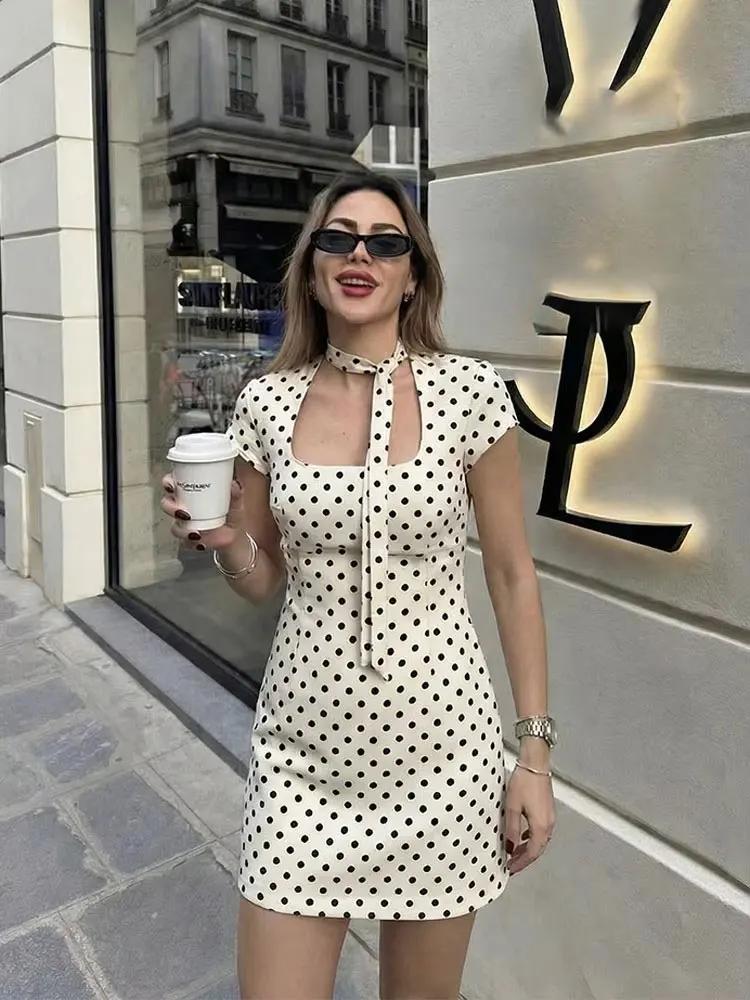 Robe Courte Femme HH Tendance Été 2026 à Pois, Manches Courtes, Lacets et Découpes – Style Urbain Él