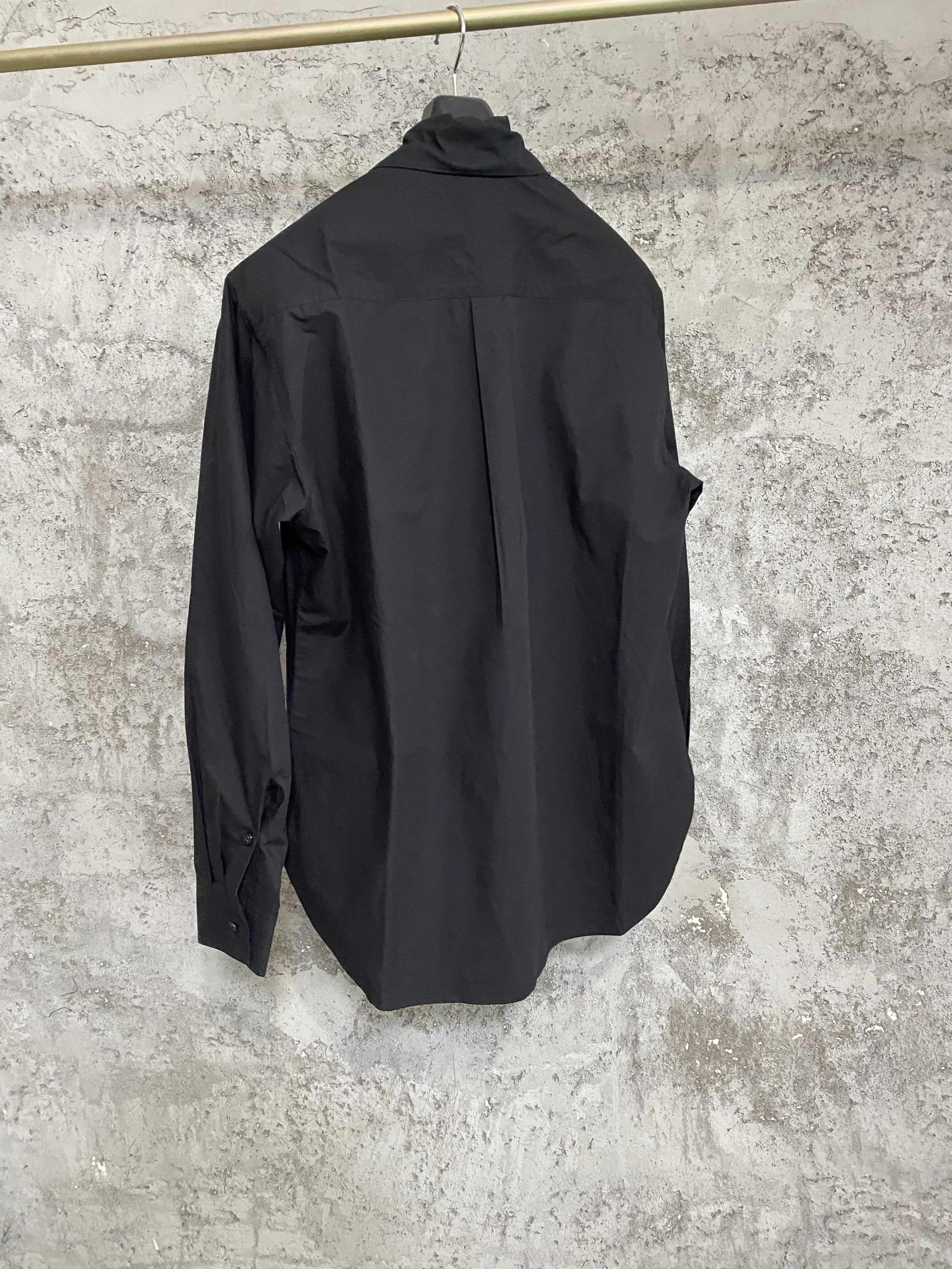 Un concepteur indépendant d'une chemise longue à col feuilles foncées