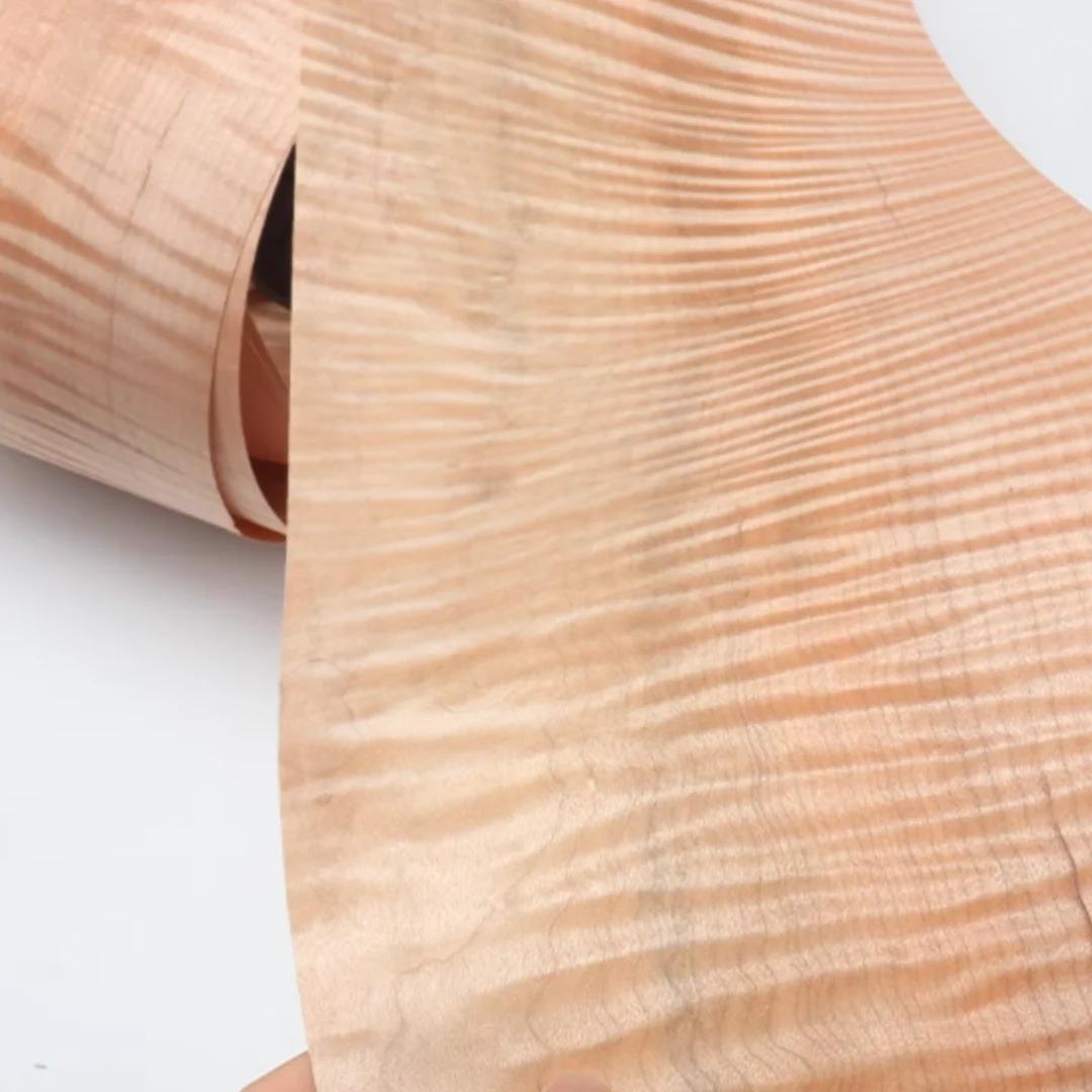 Longueur : 2,5 mètres Largeur : 140 mm Épaisseur : 0,2 mm Placage de bois naturel pour la décoration