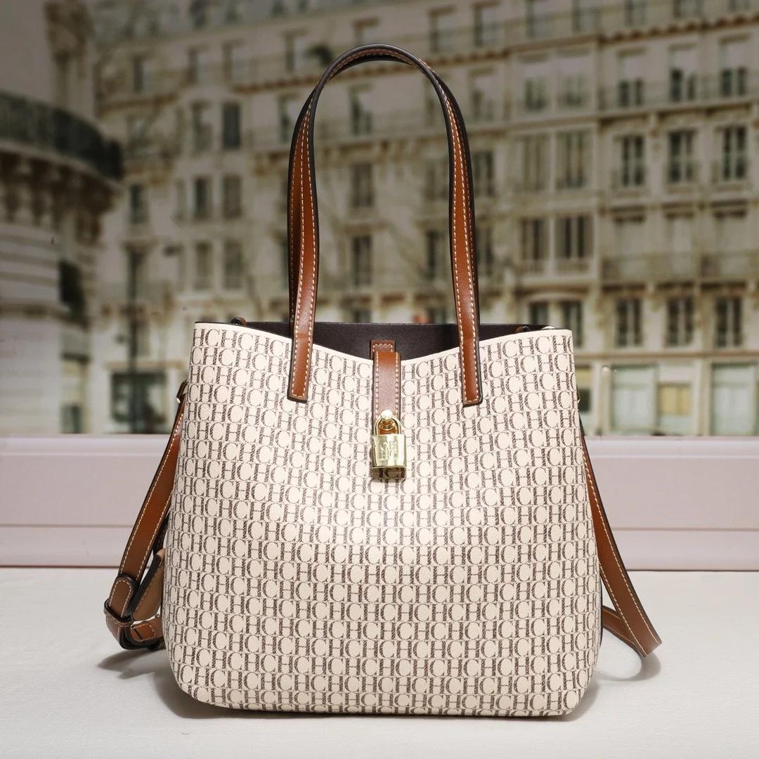 Sac fourre-tout CH Exquisite Monogram avec accroche-cadenas, bretelles de qualité supérieure, coutur
