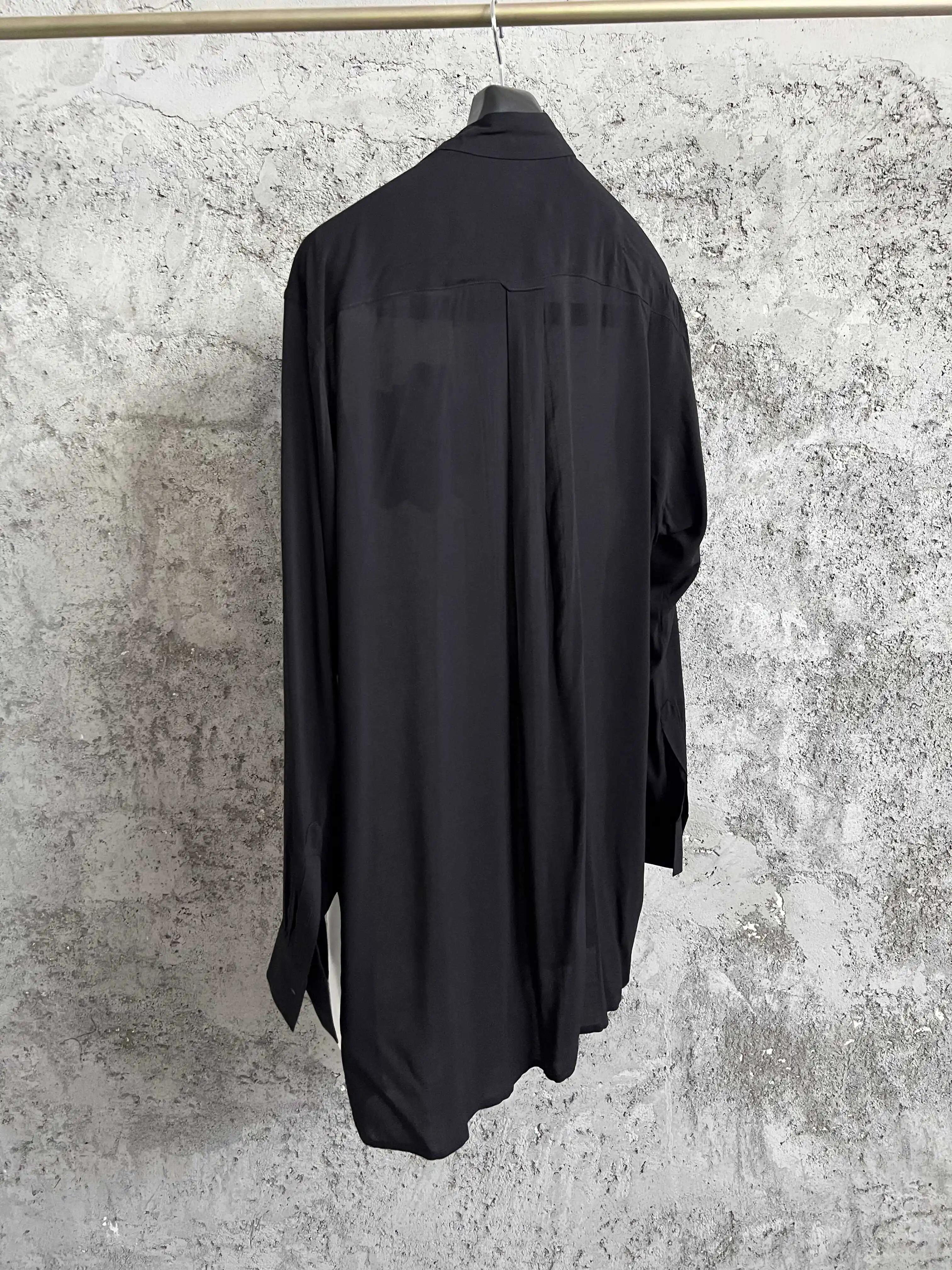 Conception originale de style japonais, imprimé floral foncé et ample