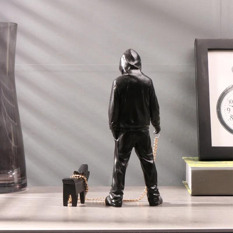 Banksy un homme tendance jouant avec des chiens, jouets de mode blancs, sculptures artistiques et or