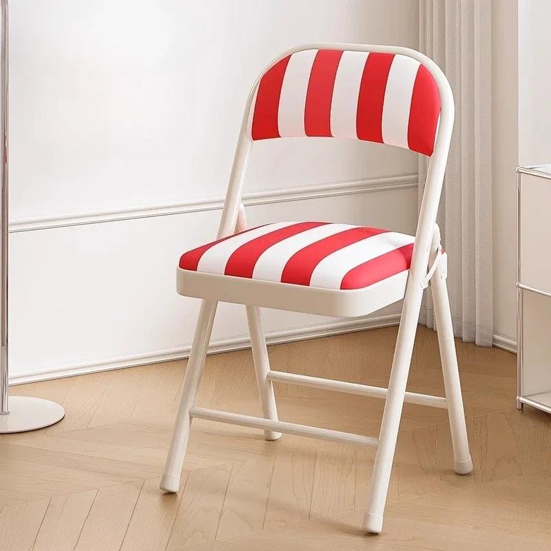 Chaise pliable polyvalente, construction en métal robuste avec siège rayé rembourré confortable, des