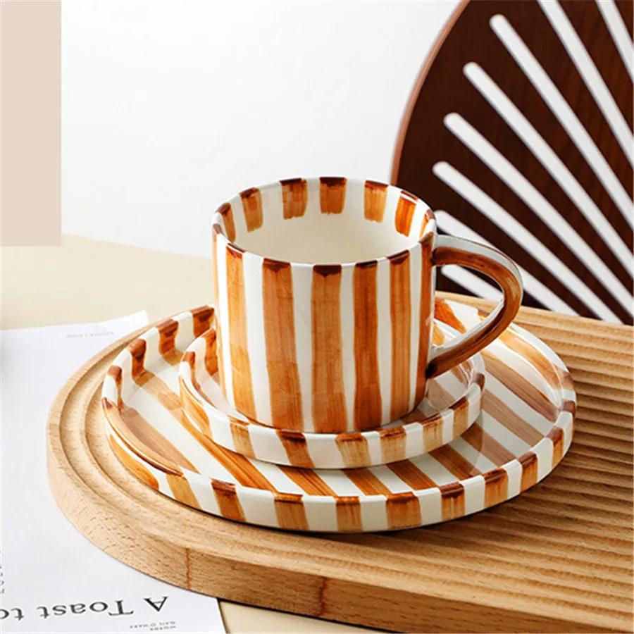 Ensemble de tasses et assiettes dessinées à la main à rayures minimalistes, tasse à café au lait en 