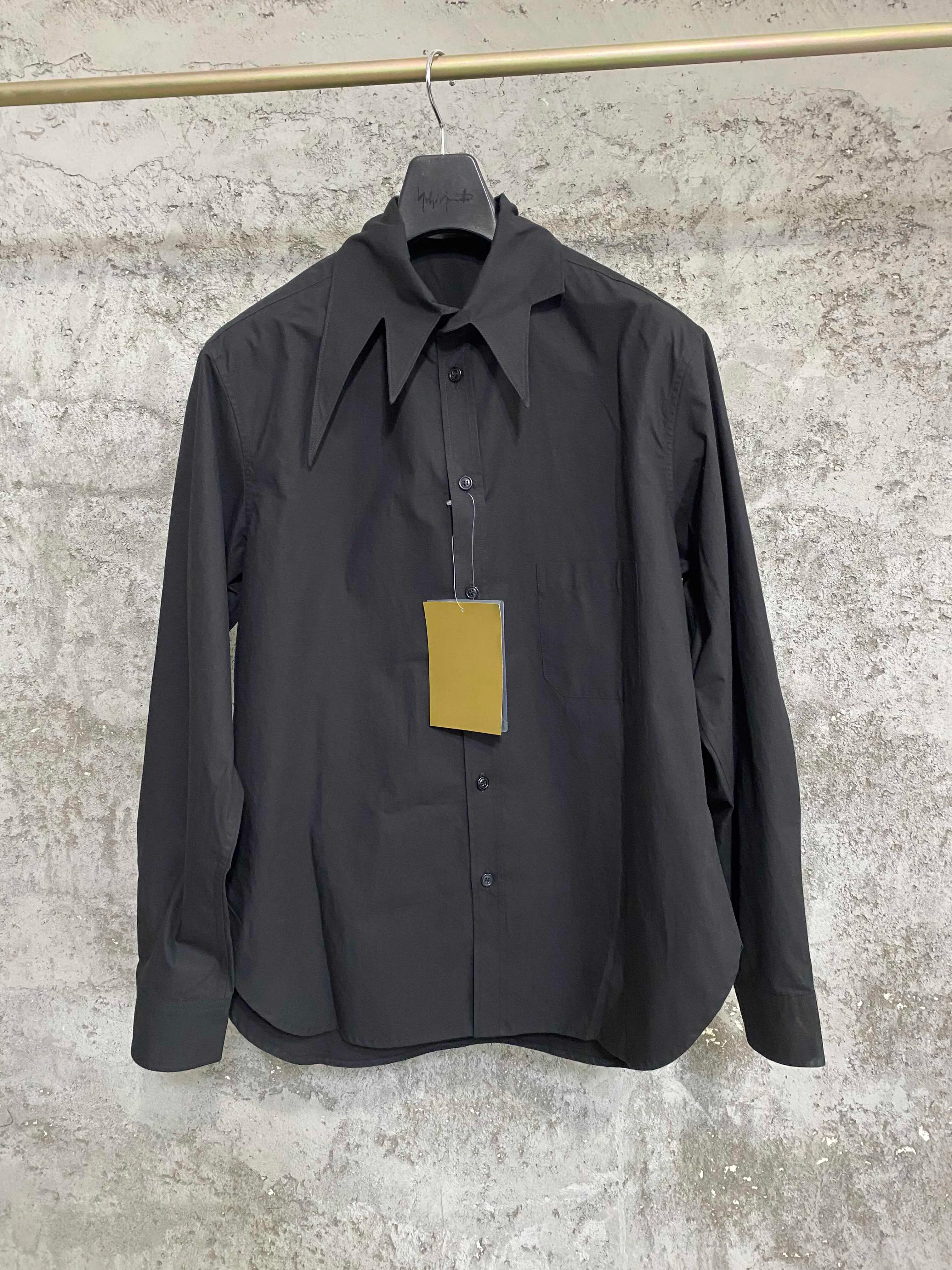 Un concepteur indépendant d'une chemise longue à col feuilles foncées