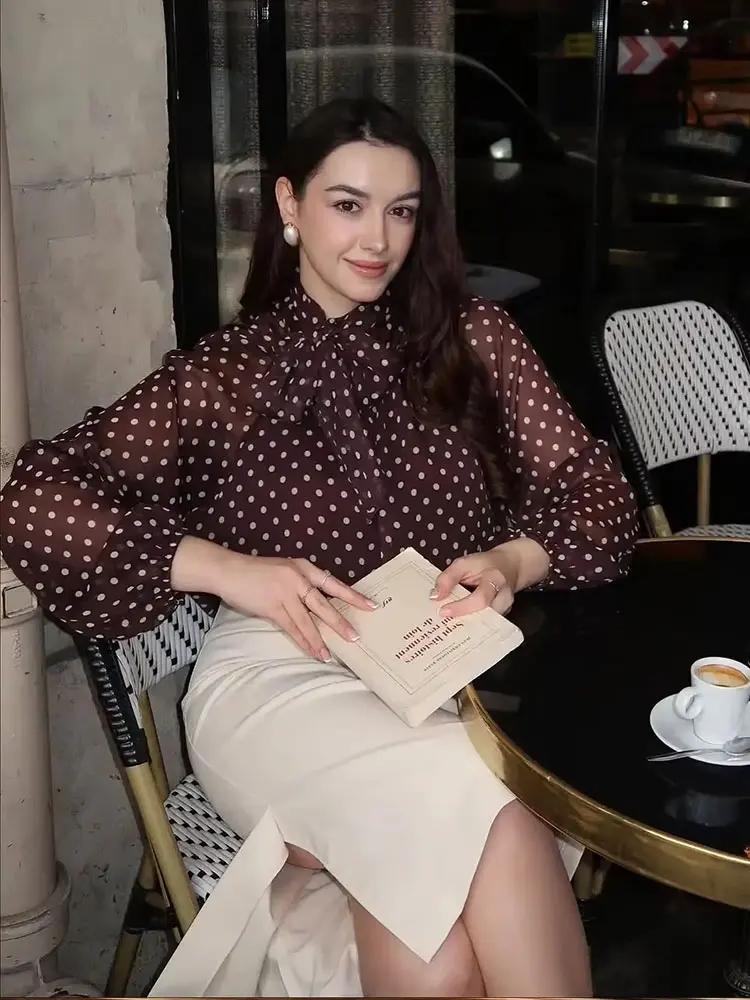 Chemisier à pois tendance 2026 pour femme HH, col à nœud, manches longues, style chic et fin pour fe