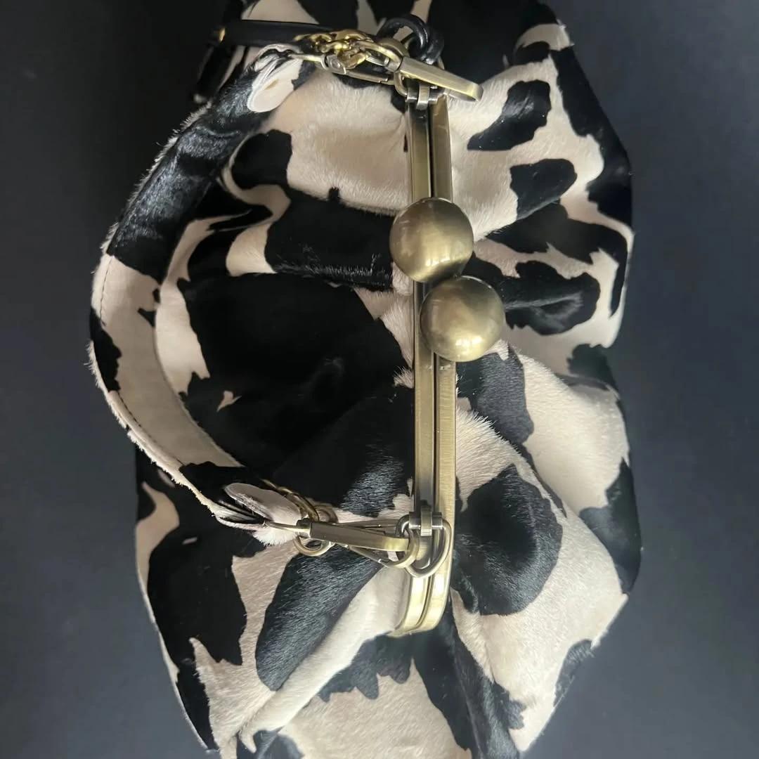 LOST IN VINTAGE – pochette en tissu à motif de vache, cadre métallique, serrure à baiser et poignée 