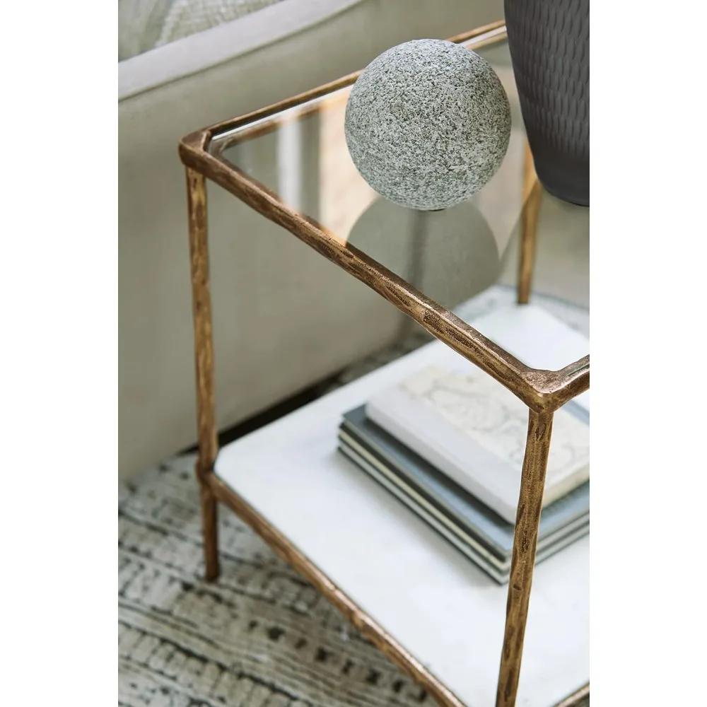 Table d'appoint contemporaine, finition laiton antique 21"P x 21"L x 25"H 53 livres