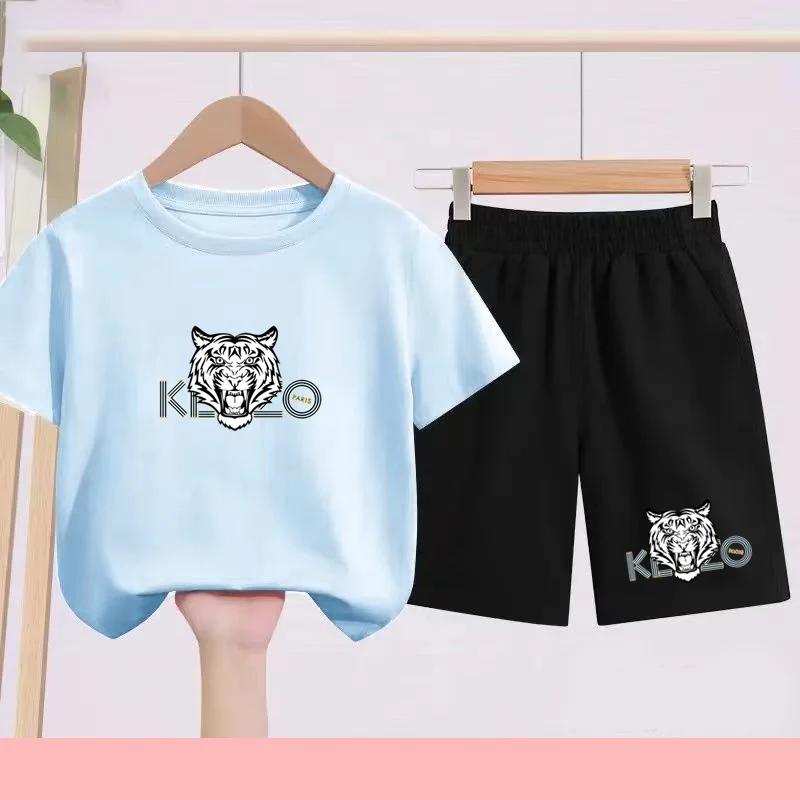 T-shirts d'été noirs et blancs pour enfants, associés à des tenues de sport respirantes et à séchage