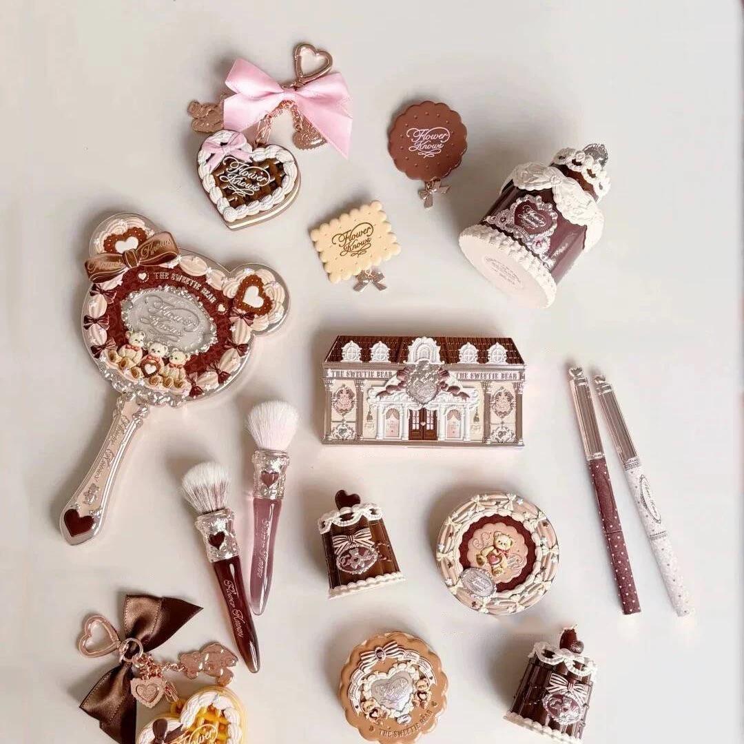 Flower Knows SWEETIE BEAR Boîte de maquillage coffret cadeau tout en un parfum miroitant ombre à pau
