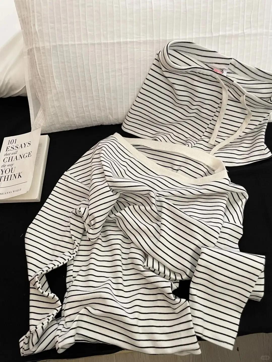 Pyjama à manches longues de style coréen, avec rayures noires et blanches et shorts à épaules dénudé