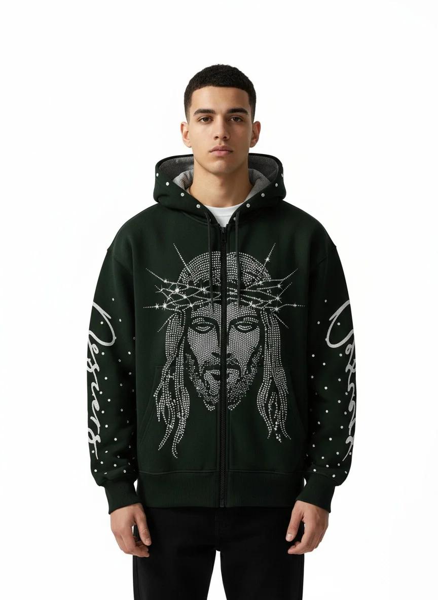 Un sweat à capuche ample avec un motif tridimensionnel de figures incrustées de diamants dans le sty