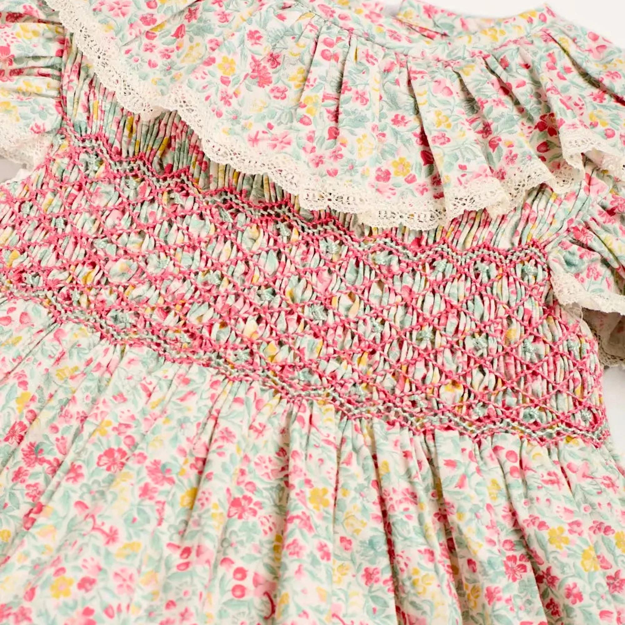 Ensemble 2 pièces pour bébé fille, col à volants smockés à la main, motif floral estival, style vint