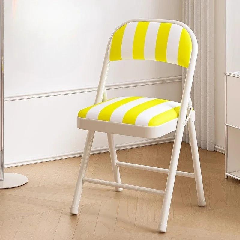 Chaise pliable polyvalente, construction en métal robuste avec siège rayé rembourré confortable, des
