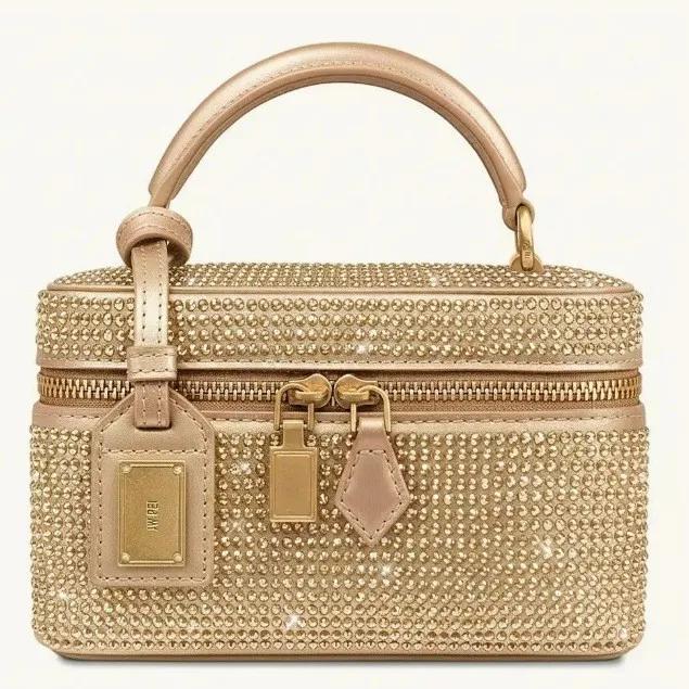 Sac bandoulière de luxe pour femme en cuir texturé avec logo lettre, également un élégant sac à lang