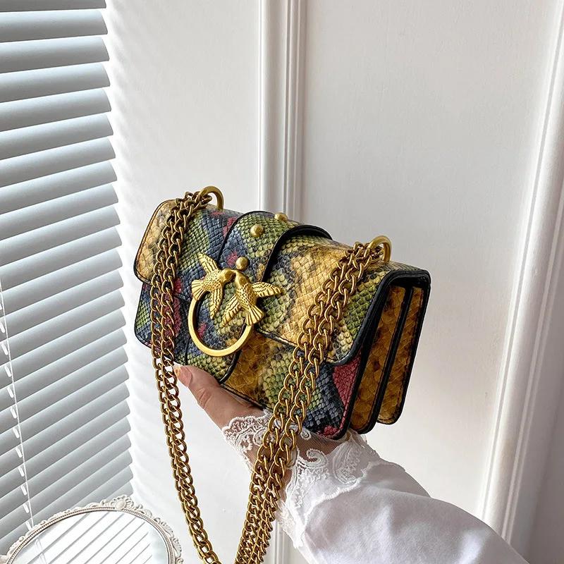 Sac à bandoulière tendance pour femme avec chaîne et blocs de couleur, sac à main élégant à porter s