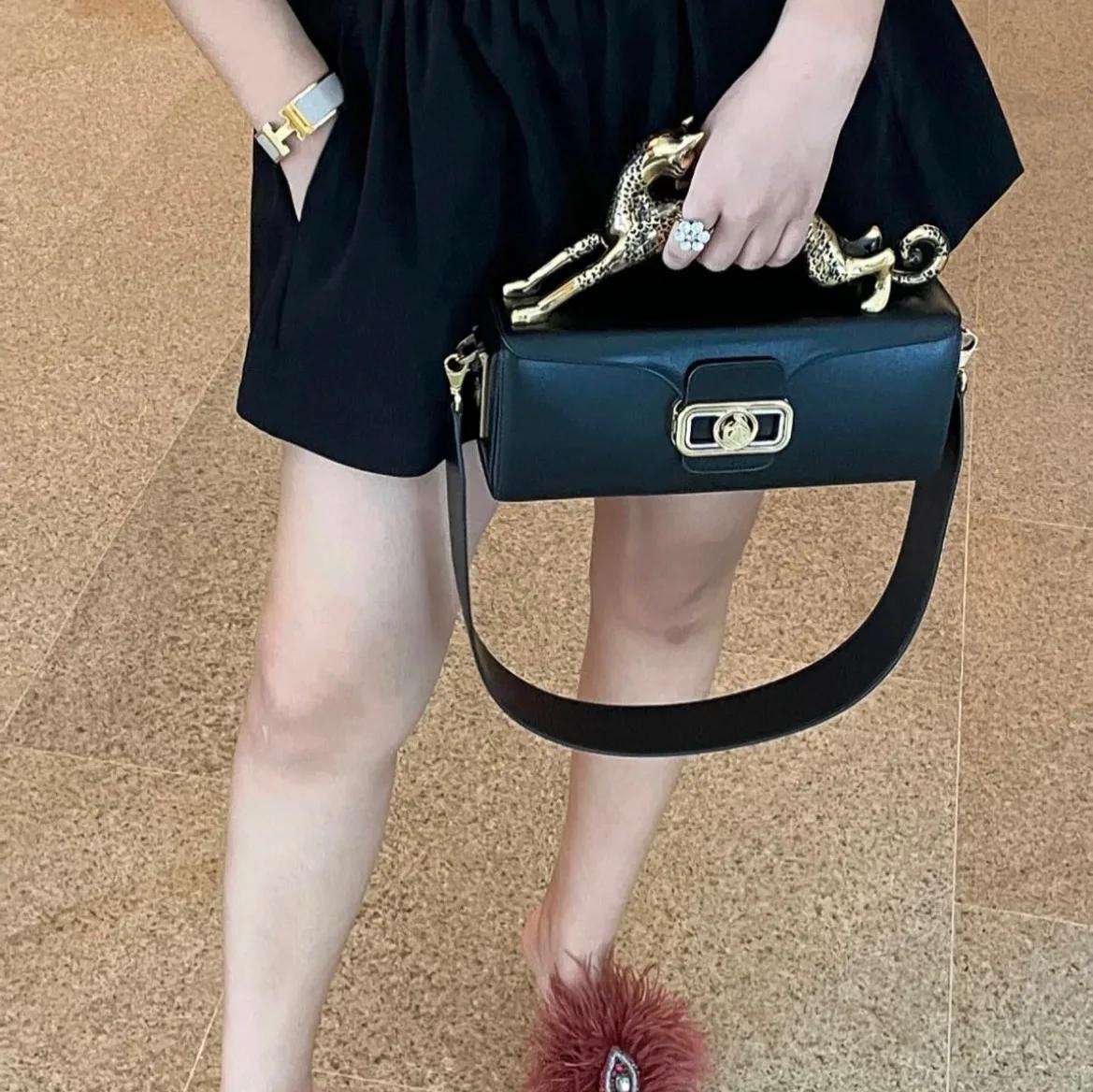 Sac à bandoulière carré en cuir de vache pour femmes, sac à bandoulière de fête polyvalent avec le m