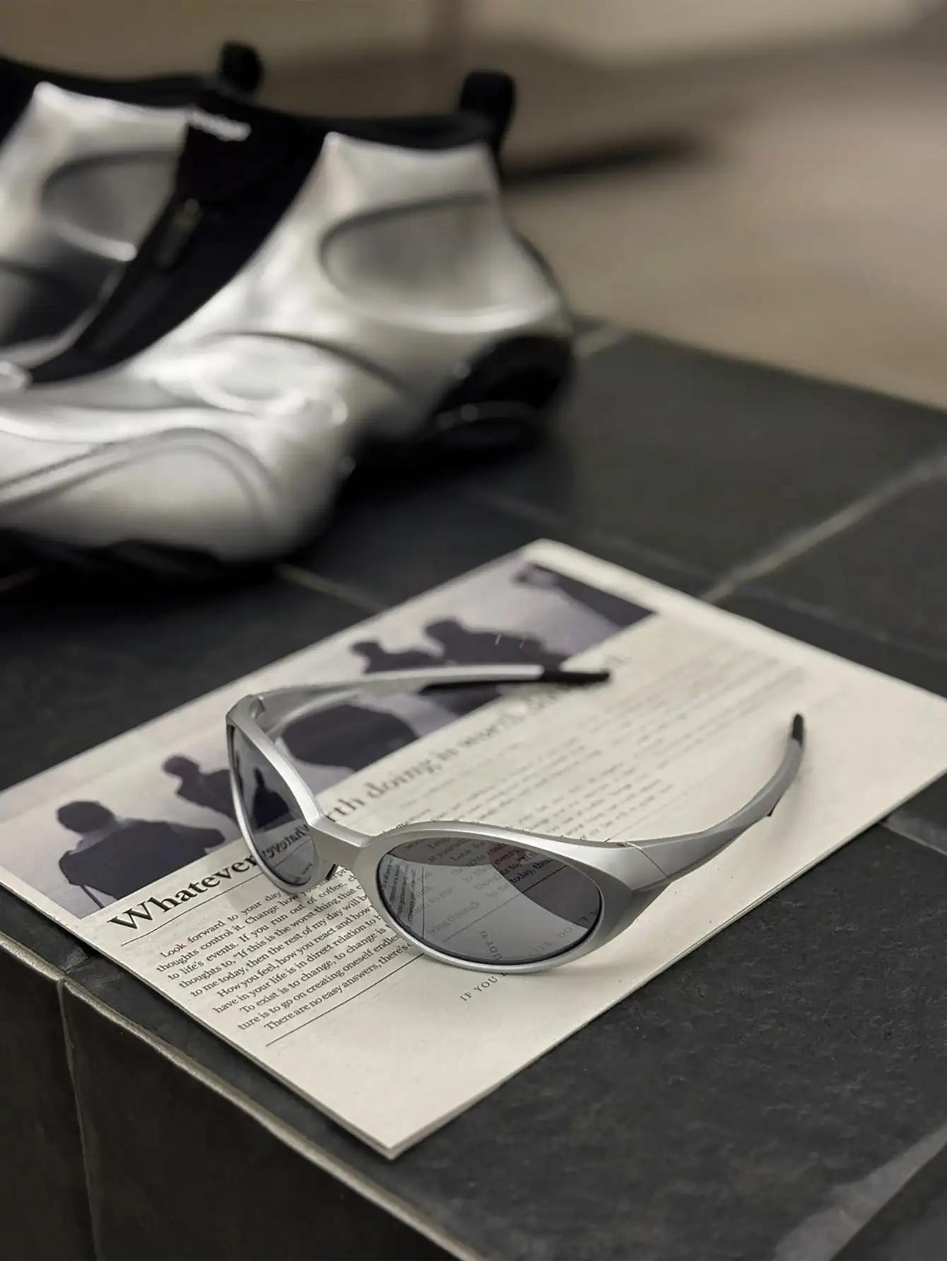 Lunettes de style avant-gardiste Y2K argentées pour la randonnée, le sport sur neige, la technologie