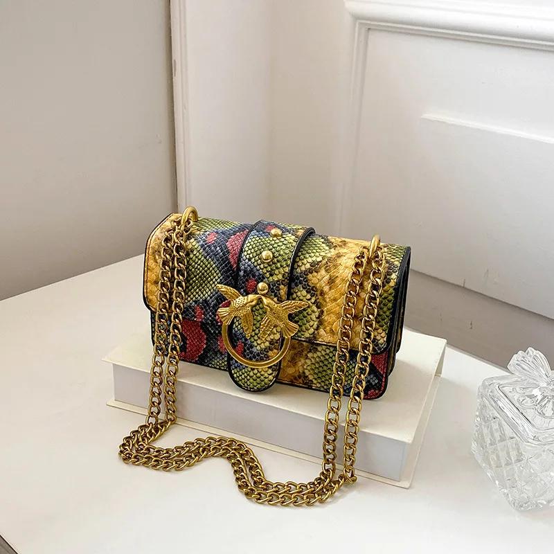 Sac à bandoulière tendance pour femme avec chaîne et blocs de couleur, sac à main élégant à porter s