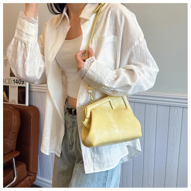Sac à couches spacieux et tendance avec une grande ouverture pour un accès rapide aux articles lorsq