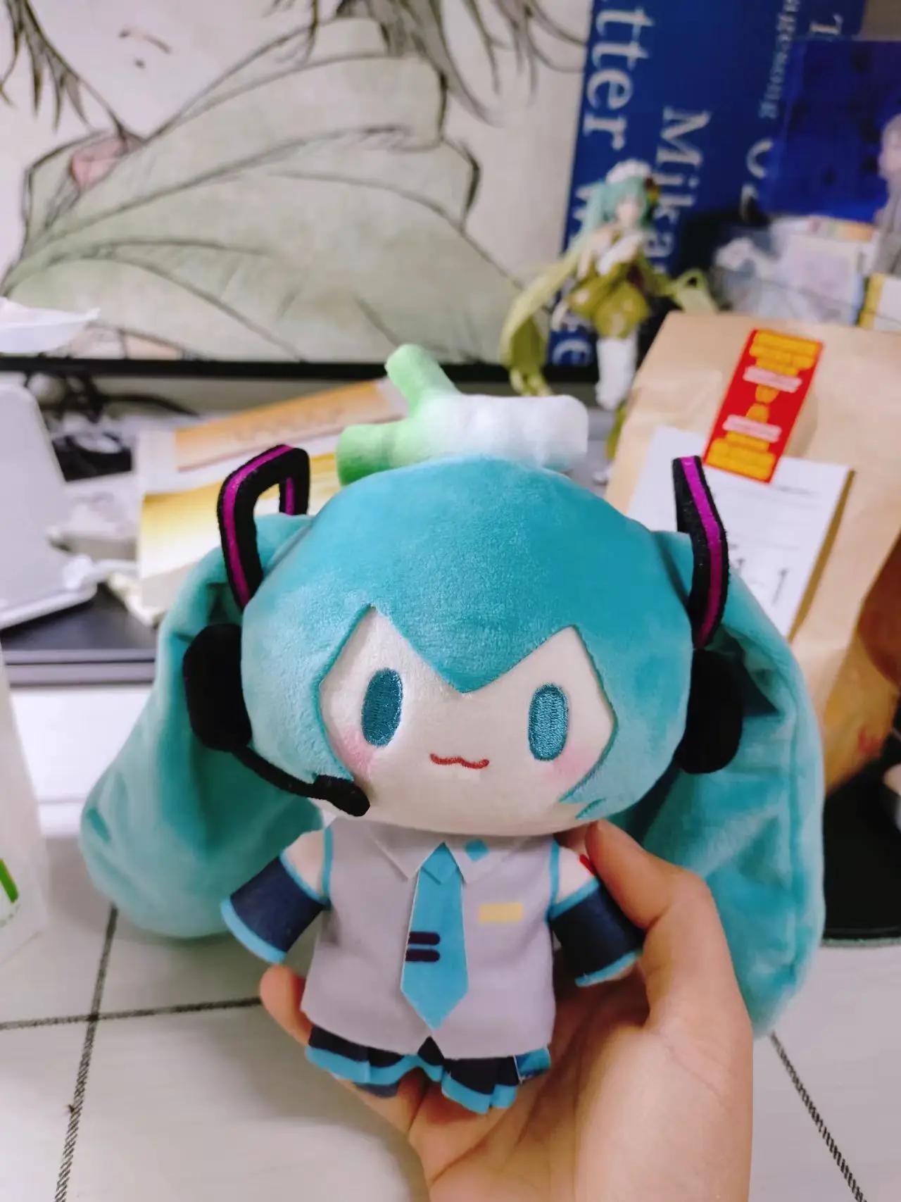 Hatsune Miku Fufu poupée en peluche présente des cadeaux d'anniversaire autour de la poupée mignonne