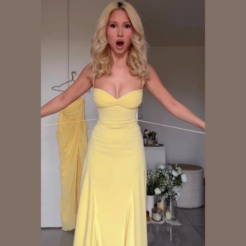 Robe longue jaune froncée à la poitrine avec dos croisé et lacets, fluide, longueur ras du sol, pour