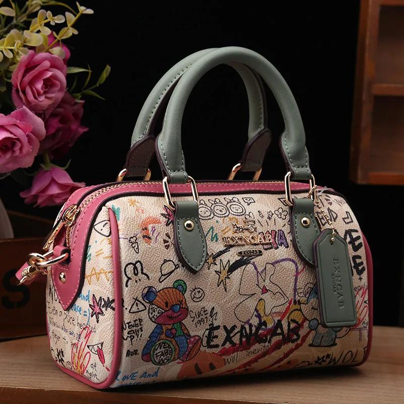 Sac Boston de luxe et vintage à porter à la main avec motifs graffiti de dessins animés tendance et 