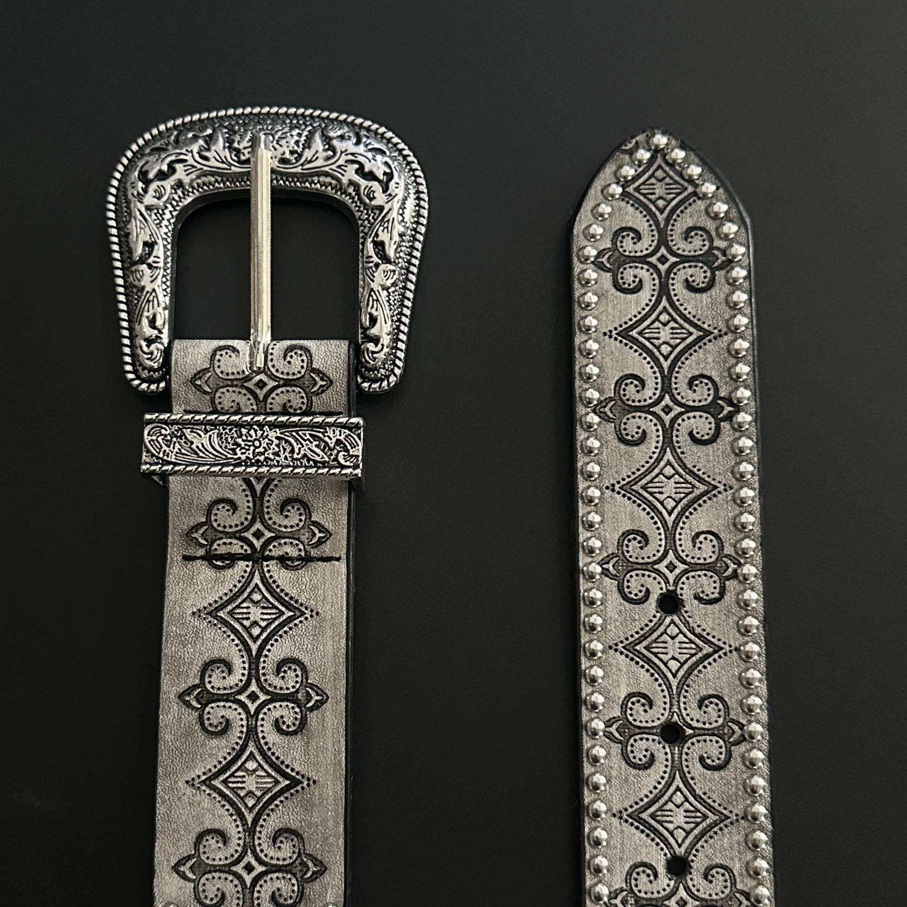 Ceinture en cuir cloutée à motifs vintage avec motifs floraux gris, texture haut de gamme, style hip