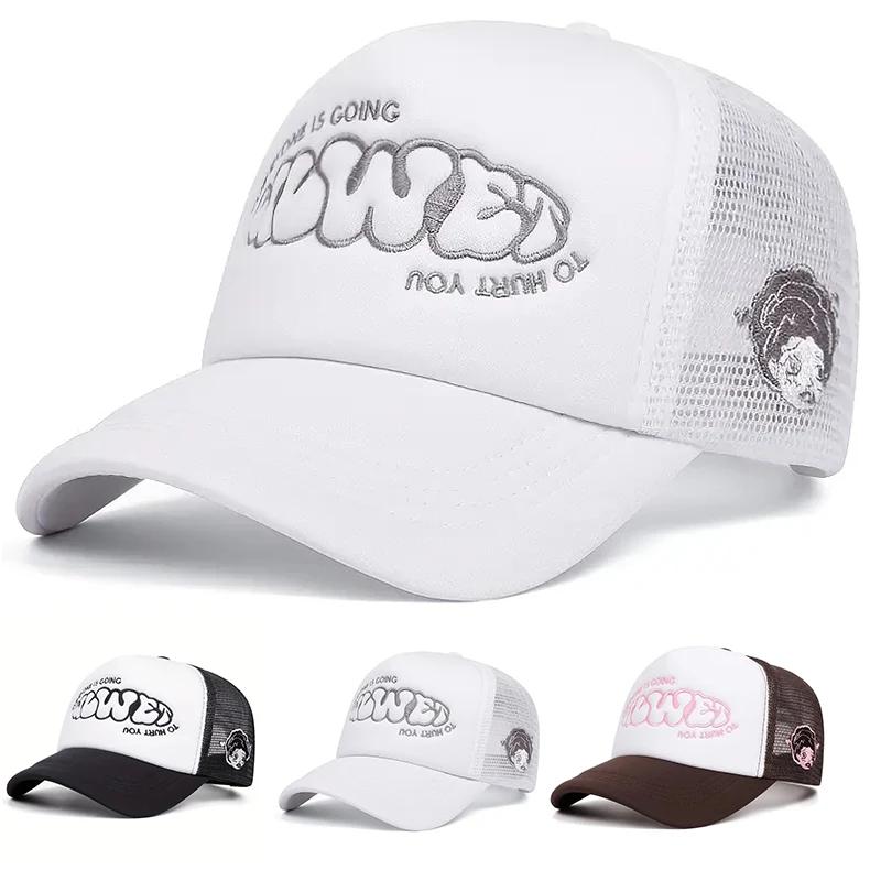 Une petite fille avec un visage qui pleure, une casquette de baseball brodée en éponge, une casquett