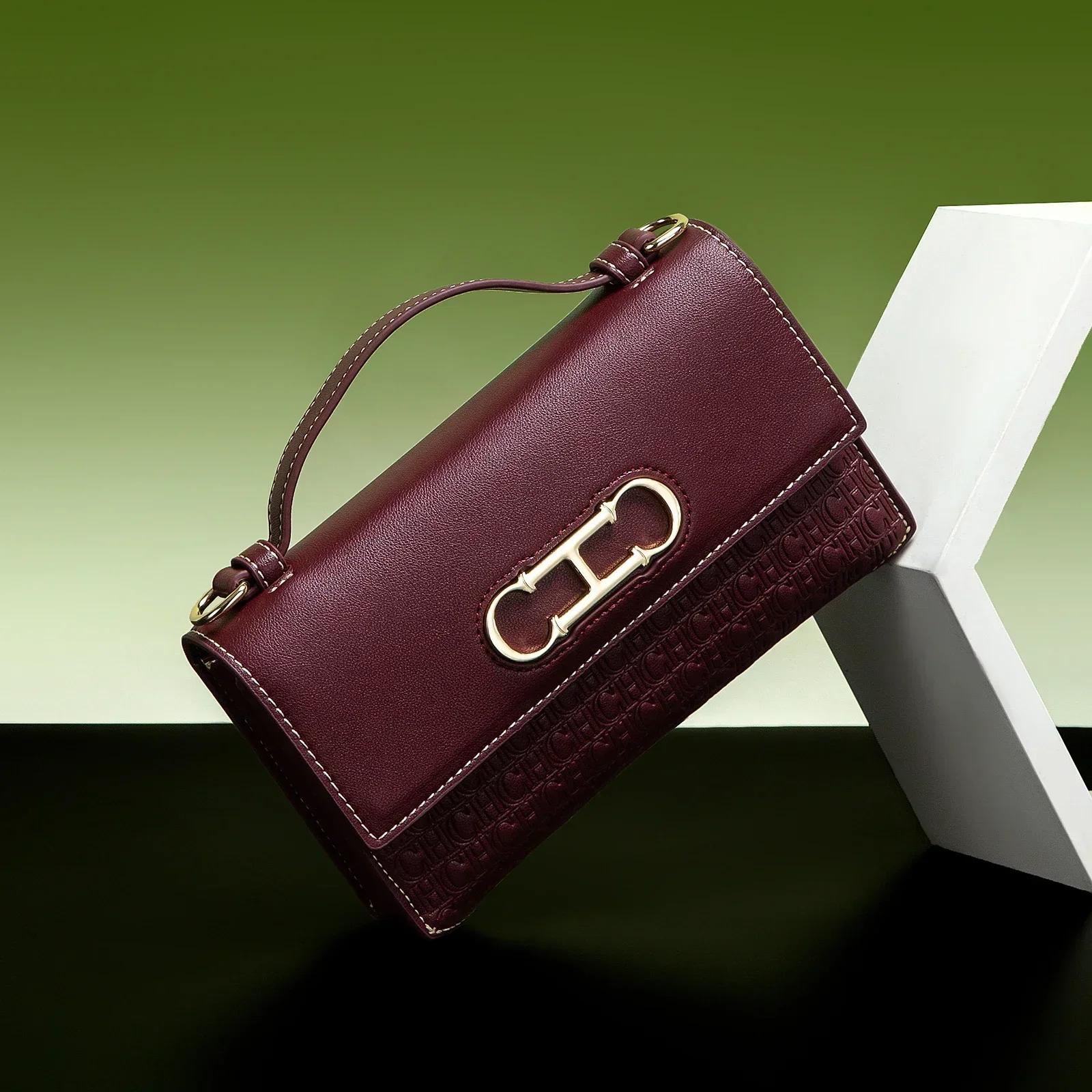 Sac à main en cuir premium CH avec monogramme en relief, fermoir métallique, poignée portable, silho