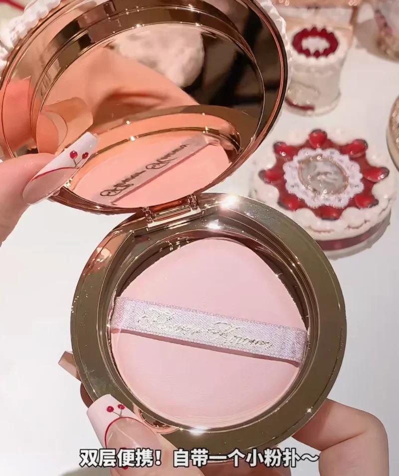 La fleur connaît la série Cupidon aux fraises, poudre pressée mate, mise au point douce, poudre de m