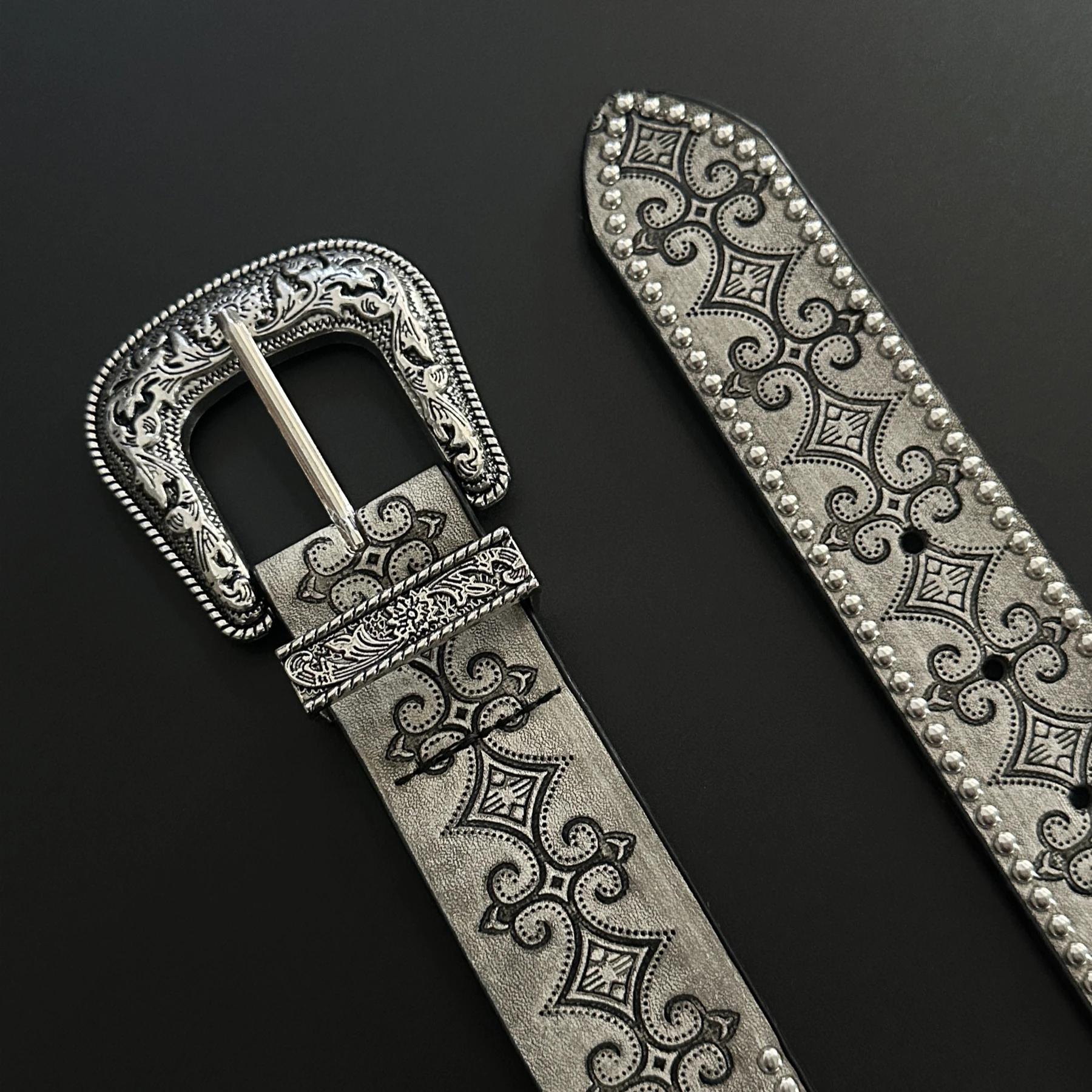 Ceinture en cuir cloutée à motifs vintage avec motifs floraux gris, texture haut de gamme, style hip