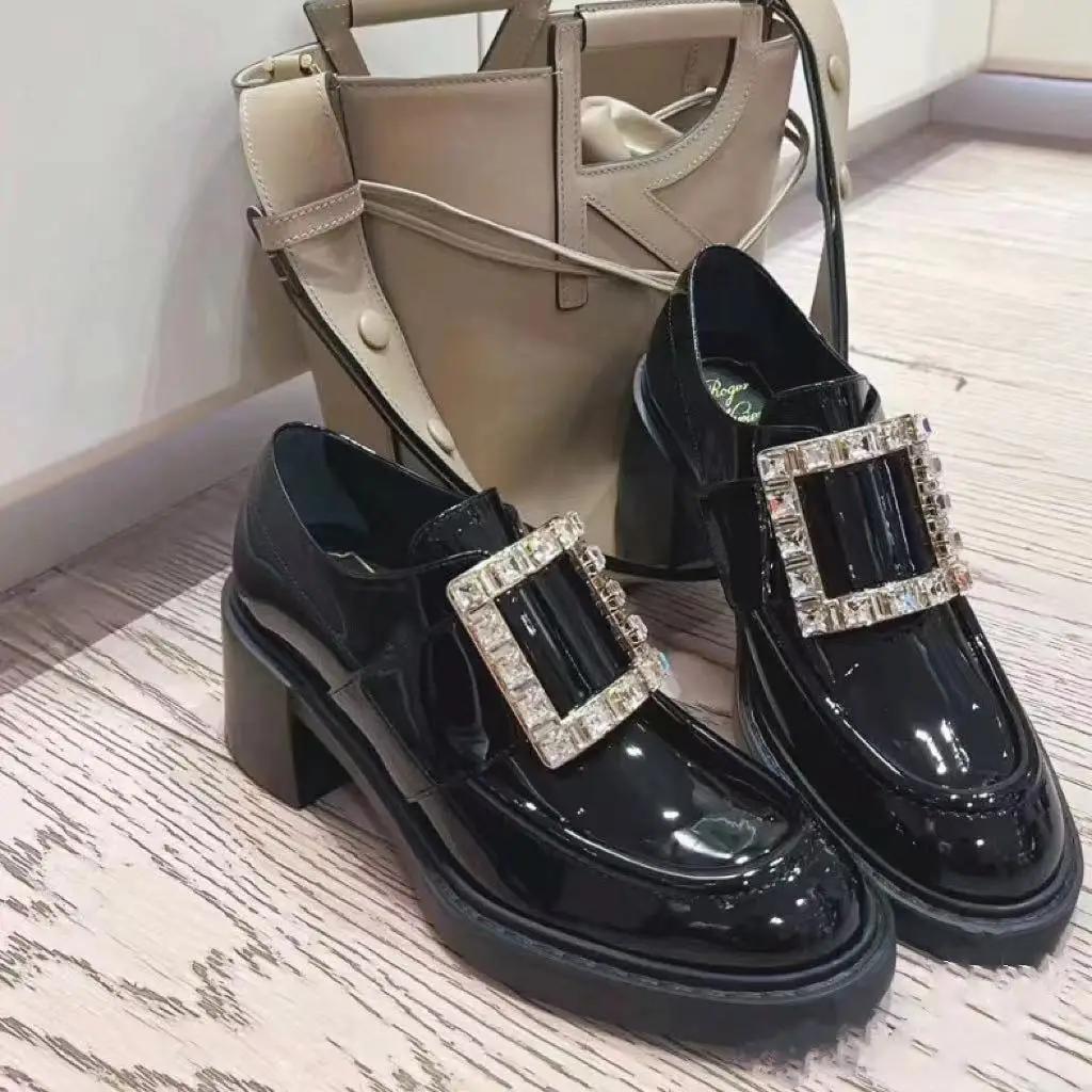 Chaussures en cuir pour femmes 2026 nouveau style cuir verni polyvalent boucle carrée chaussures sim