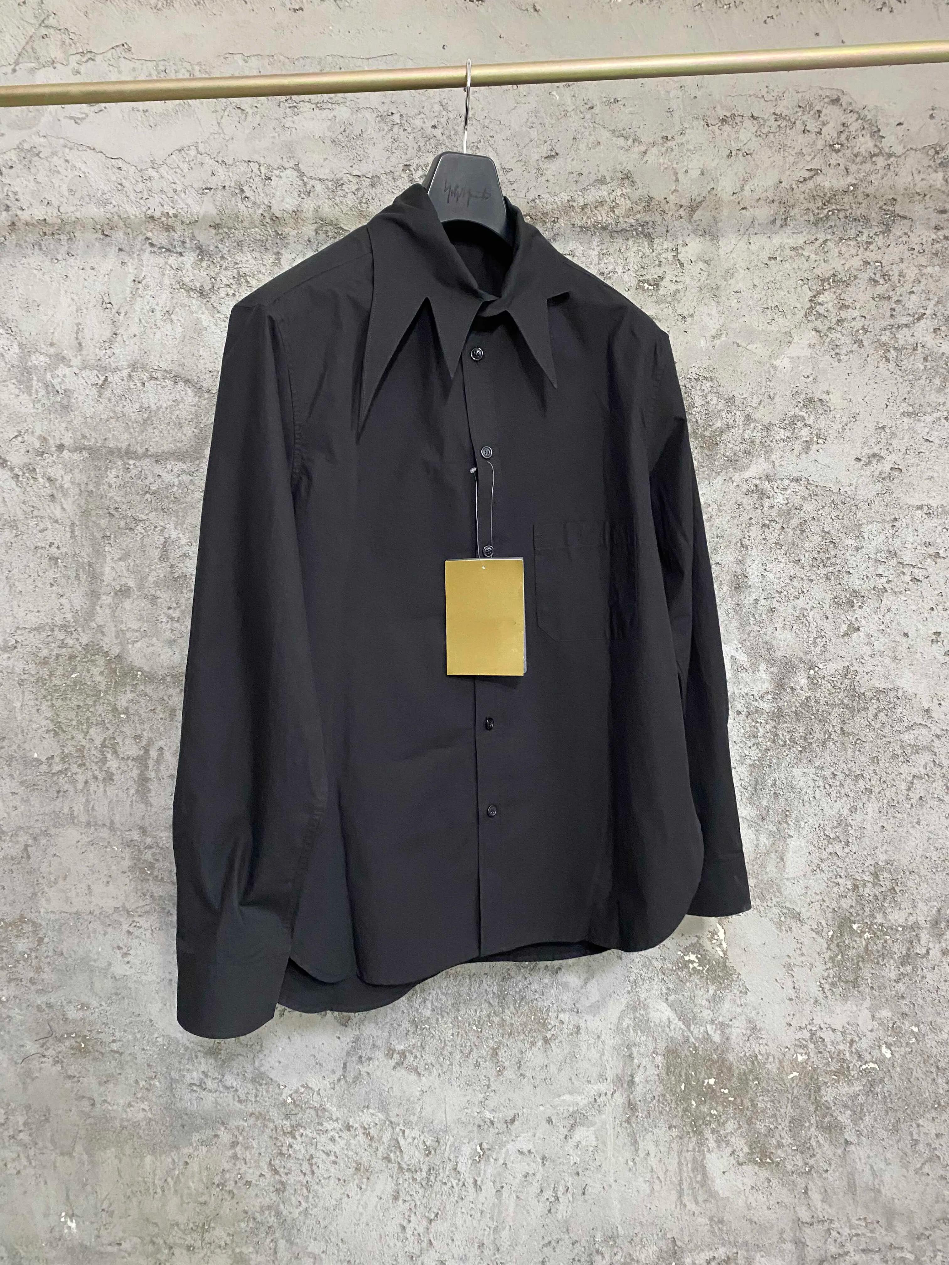 Un concepteur indépendant d'une chemise longue à col feuilles foncées