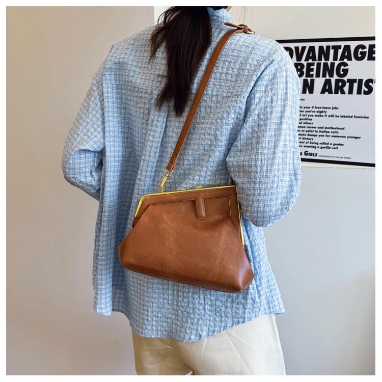 Sac à couches spacieux et tendance avec une grande ouverture pour un accès rapide aux articles lorsq