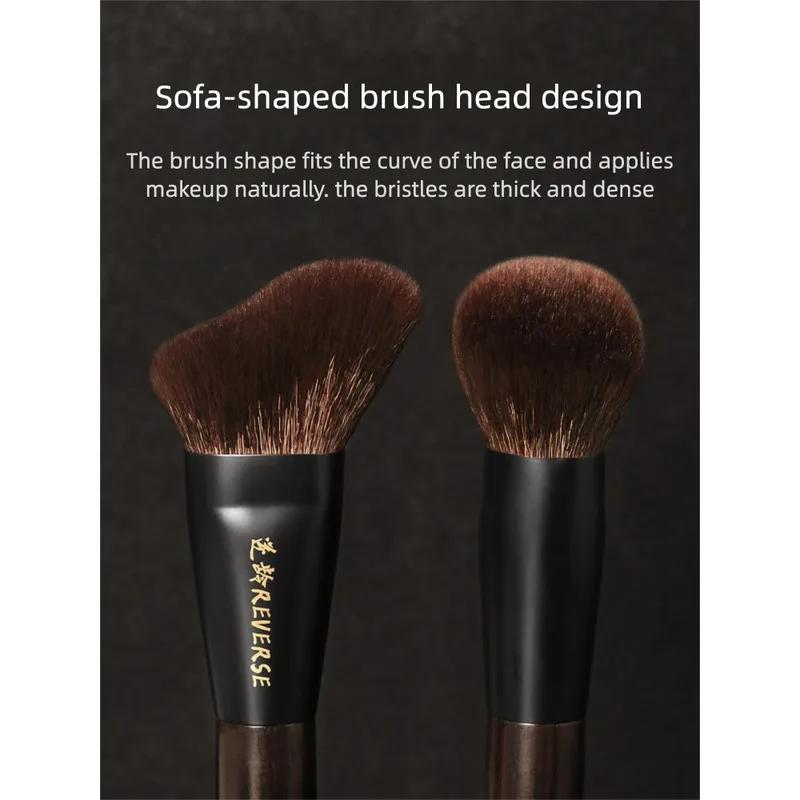 Pinceau de contouring REVERSE/ Reverse Age S67, forme ondulée, s'adapte au contour du visage, pincea