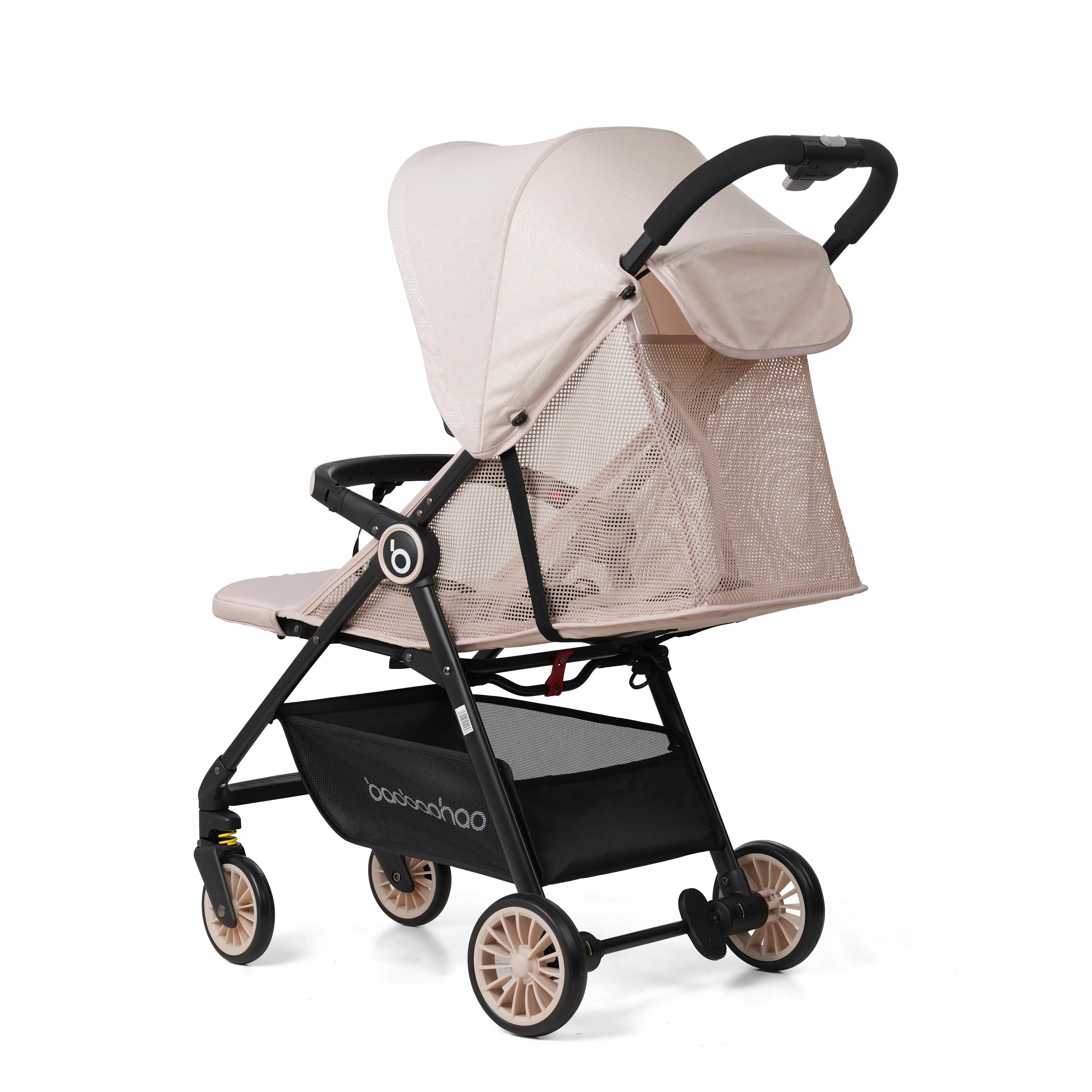 La poussette pour bébé est légère