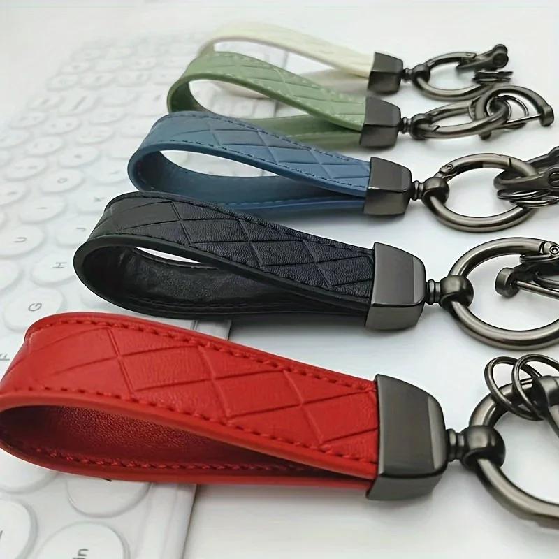 Un porte-clés de voiture pratique et élégant avec anneau en D - un pendentif tendance pour hommes et femmes à accrocher sur leurs clés de voiture