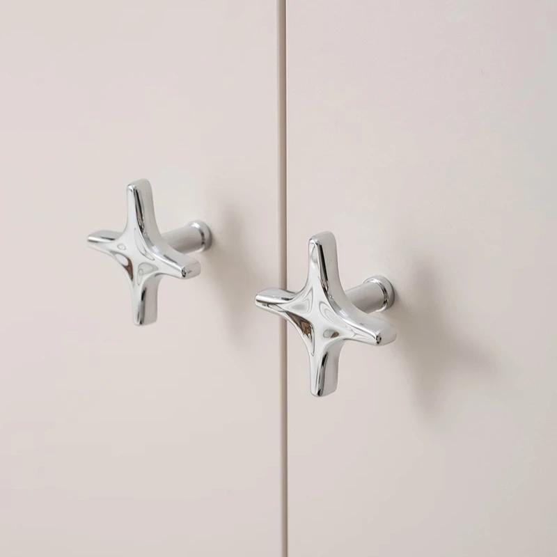 Poignées de porte pour quincaillerie de meubles