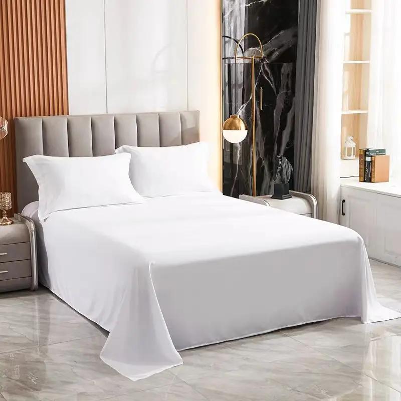 Un drap de lit simple (hors taies d'oreiller et inserts d'oreiller) en matériau lavé, blanc pur, adapté aux hôtels, aux maisons d'hôtes et aux un usage domestique pour lits simples ou doubles