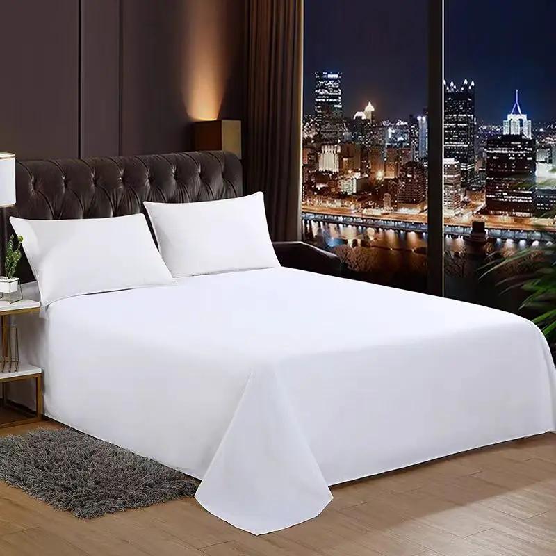 Un drap de lit simple (hors taies d'oreiller et inserts d'oreiller) en matériau lavé, blanc pur, adapté aux hôtels, aux maisons d'hôtes et aux un usage domestique pour lits simples ou doubles